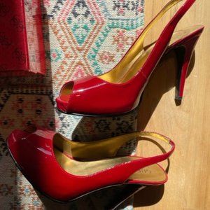 Guess patent peep toe Slingbacks in Red